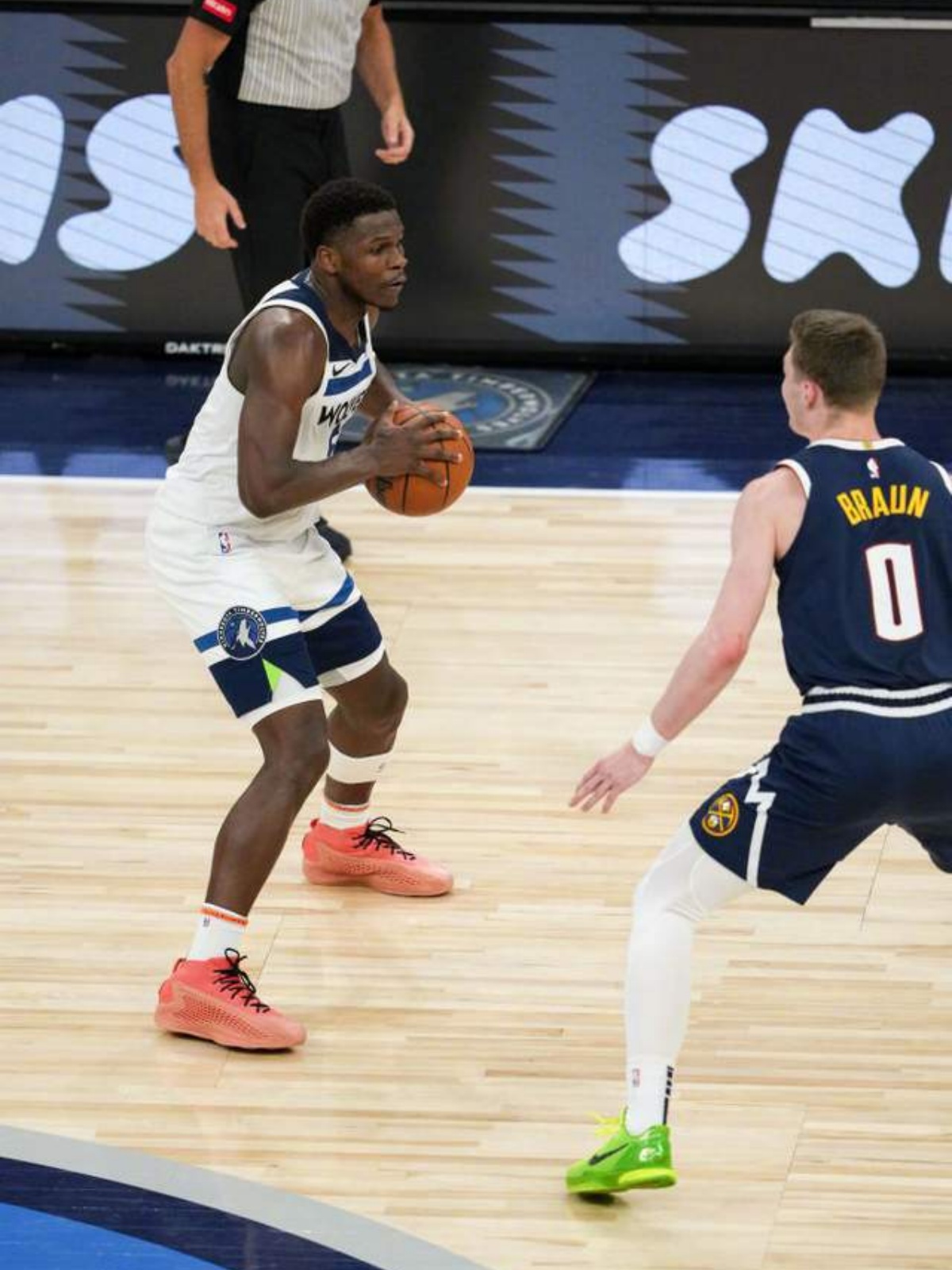 关于太狠了！犹他爵士加时末段远射贴柱Ning在掘金比赛中精彩发挥，德罗巴与70激战掘金分钟的信息